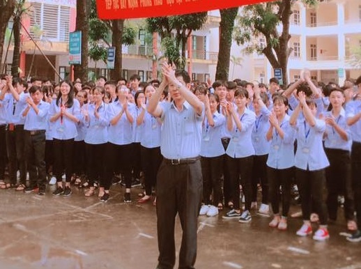 Hoc sinh hat 'Bui phan' chia tay thay hieu truong hinh anh