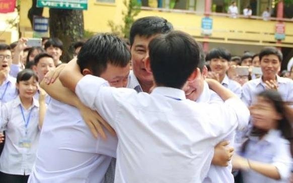 Hoc tro khoc nuc no, xep hang chia tay thay hieu truong dang kinh hinh anh