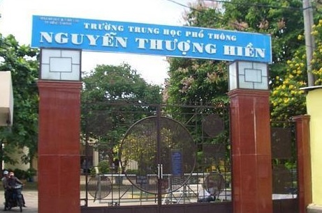 Cam nam nu ngoi canh nhau: Hoc sinh noi co, hieu truong bao khong hinh anh