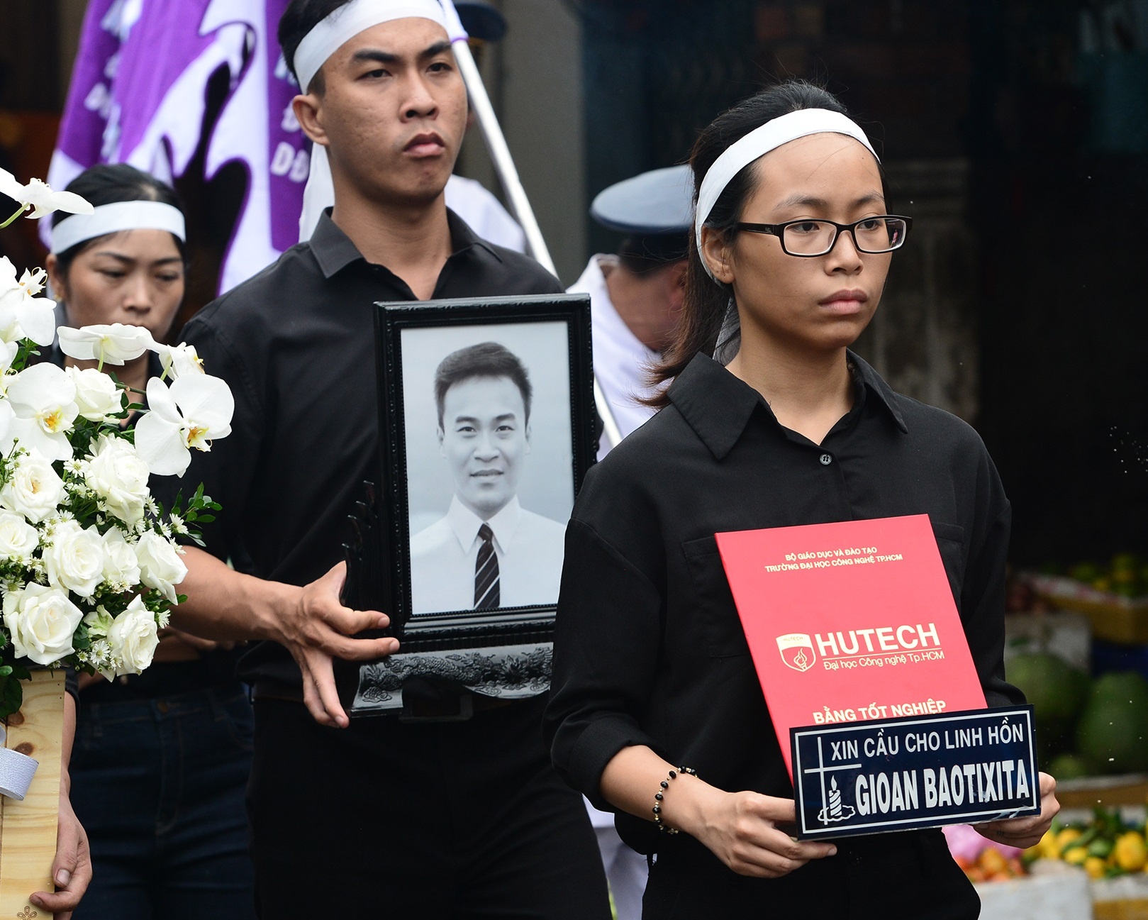 Tang le nam sinh qua doi do be tong roi trung hinh anh