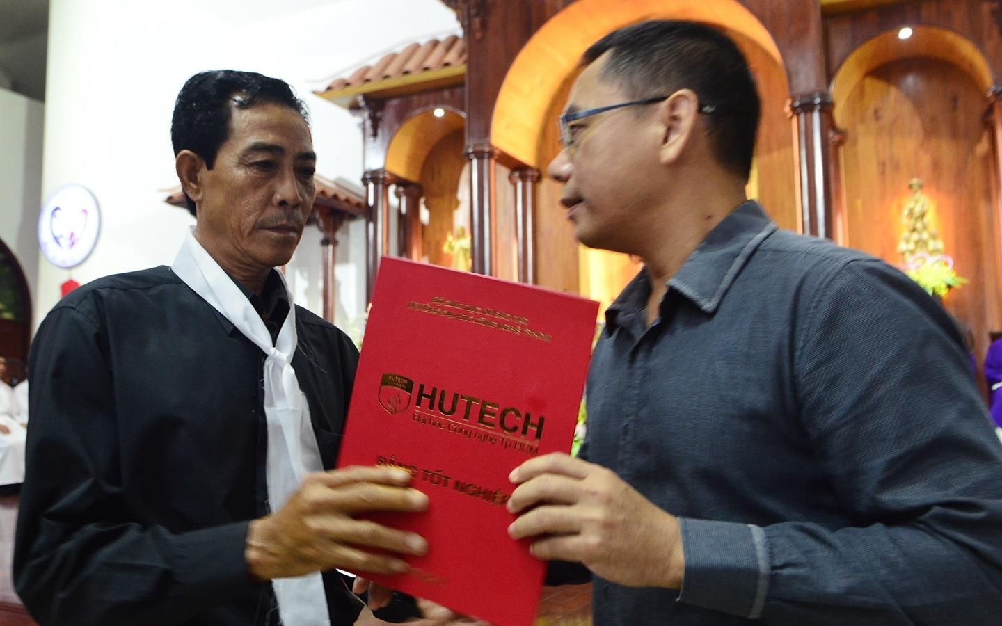 DH Hutech trao bang tot nghiep tai dam tang nam sinh tu nan vi be tong hinh anh