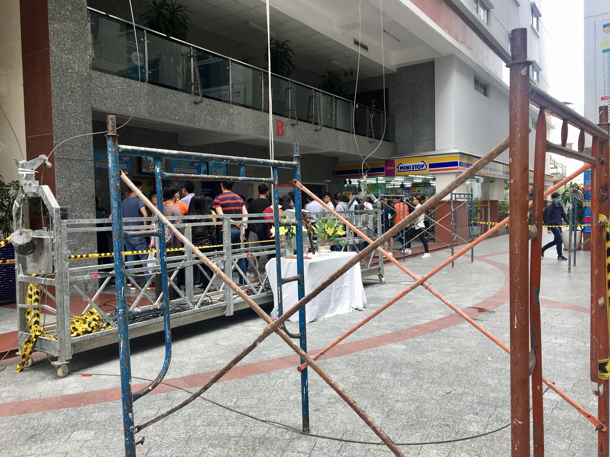 Ban tho nan nhan tu nan trong san truong hinh anh