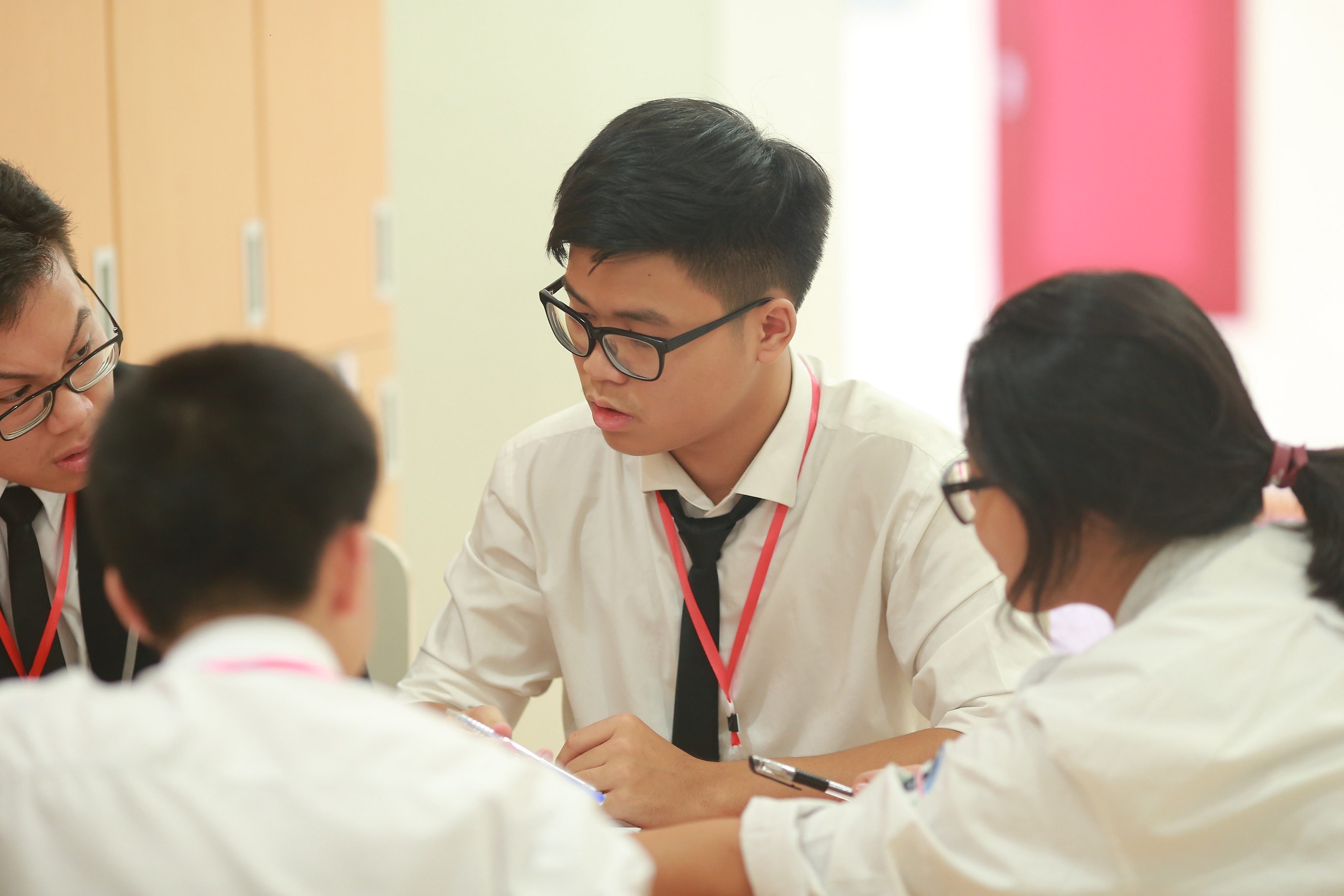 Doi vo dich cuoc thi tranh bien bang tieng Anh hinh anh