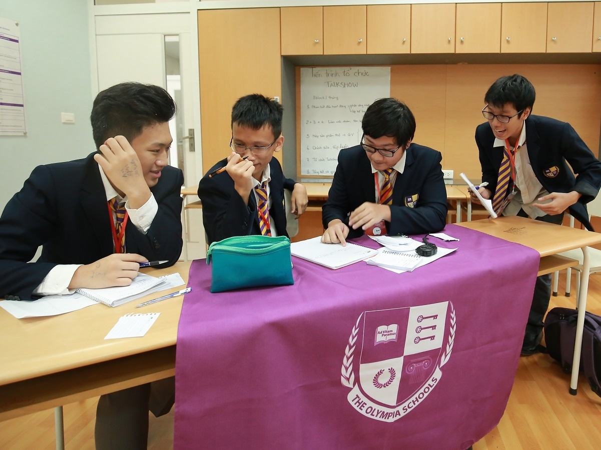 Bon hoc sinh gianh giai nhat cuoc thi tranh bien bang tieng Anh hinh anh