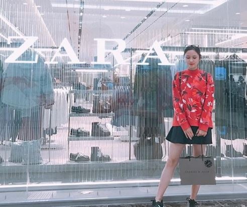 Gioi tre xep hang check-in, mua sam tai Zara hinh anh