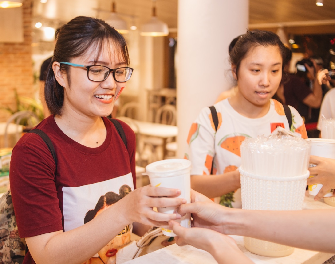 Gioi tre xep hang uong tra sua o Sai Gon hinh anh