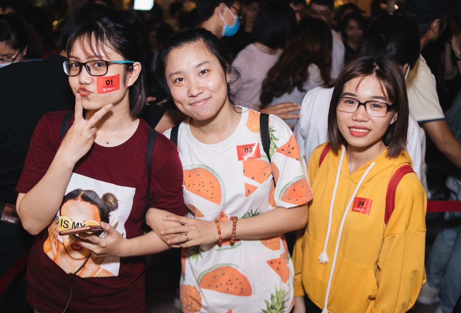 Xep hang 3 tieng cho uong tra sua mien phi o Sai Gon hinh anh