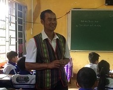 Thay giao dua bai giang dien tu den voi hoc tro dan toc M'nong hinh anh