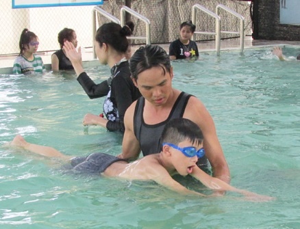 Thay giao pho cap boi cho hoc sinh tieu hoc hinh anh