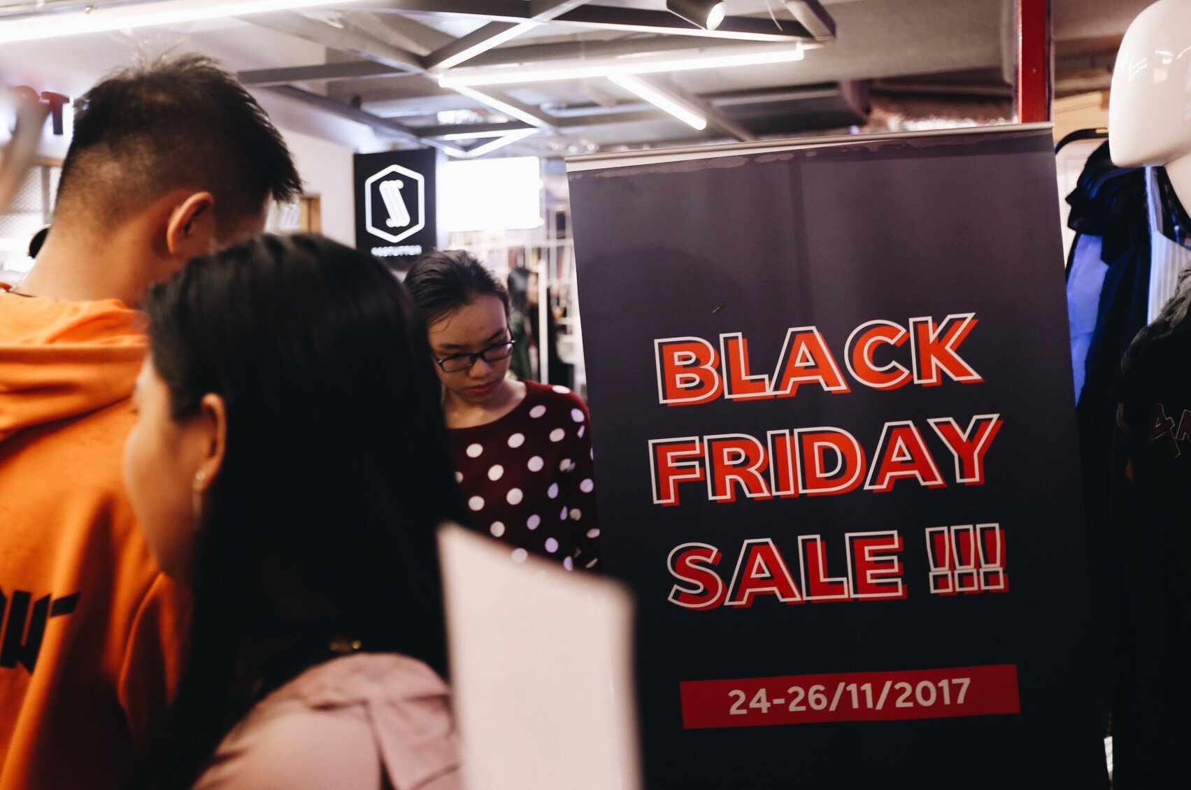 Gioi tre Sai Gon xep hang san do giam gia dip Black Friday hinh anh