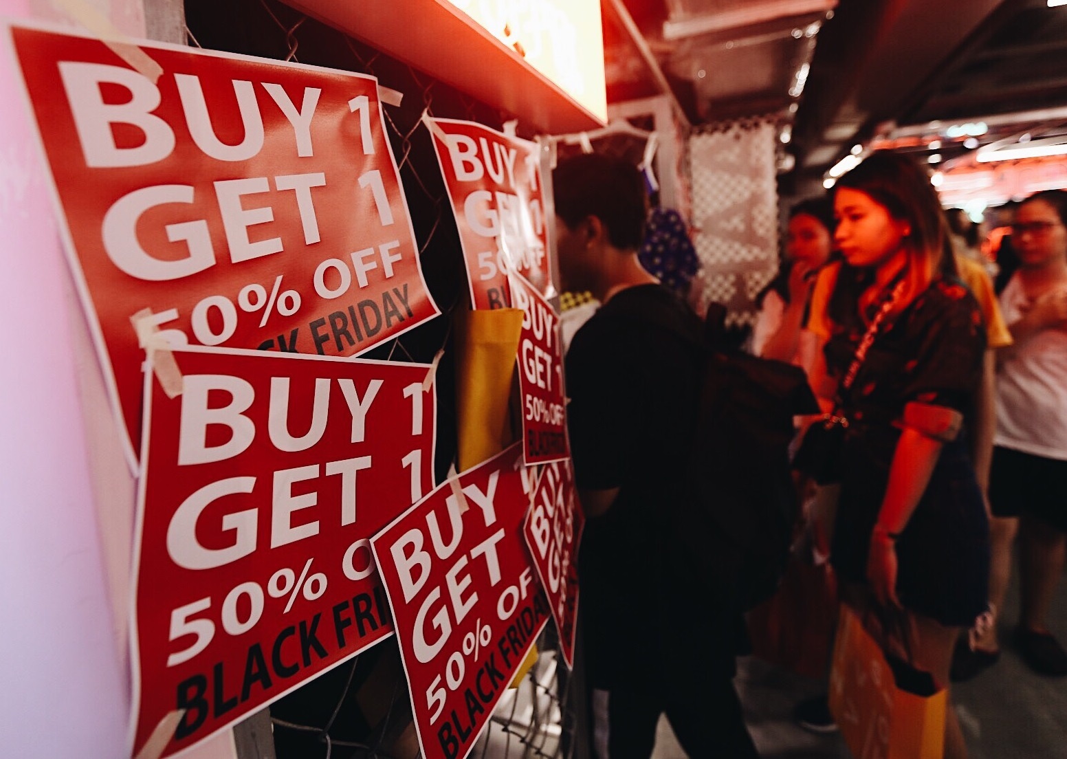 Ke tac duong, gioi tre Sai Gon van xep hang mua do dip Black Friday hinh anh