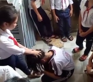 Buoc thoi hoc 2 nu sinh danh da man 3 ban cung truong hinh anh