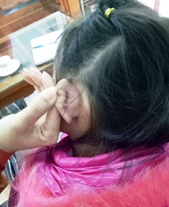 Co giao xach tai hoc sinh anh 1