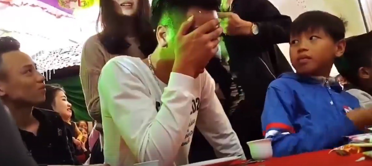 Chang trai khoc trong dam cuoi nguoi yeu cu? hinh anh