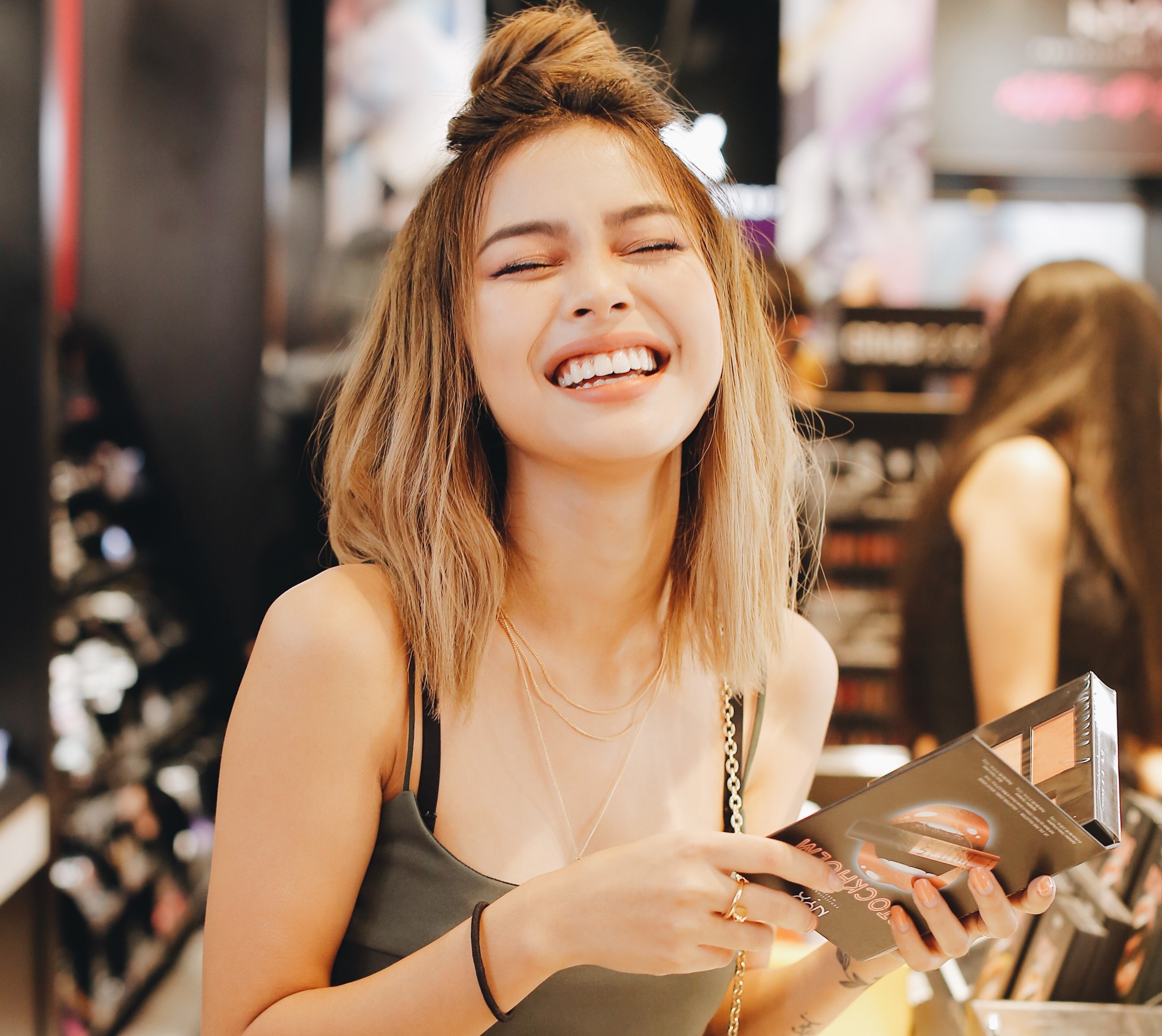 Hot girl Lily Maymac noi 'Xin chao, cam on' hinh anh