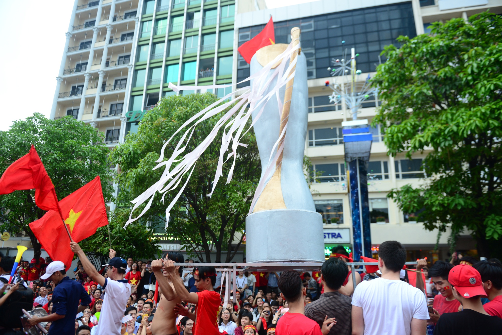 Nguoi ham mo Sai Gon ruoc 'cup' khong lo tren pho di bo Nguyen Hue hinh anh