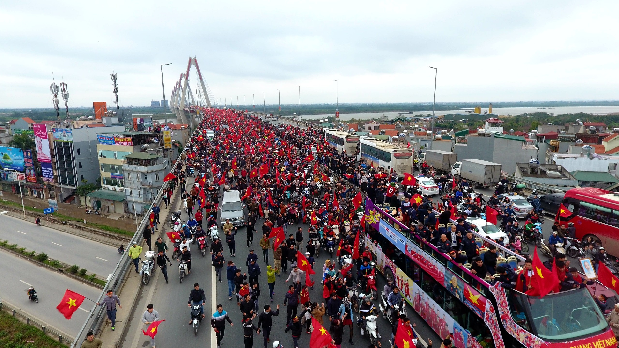 Flycam canh xe buyt cho U23 Viet Nam bi vay kin tren cau Nhat Tan hinh anh