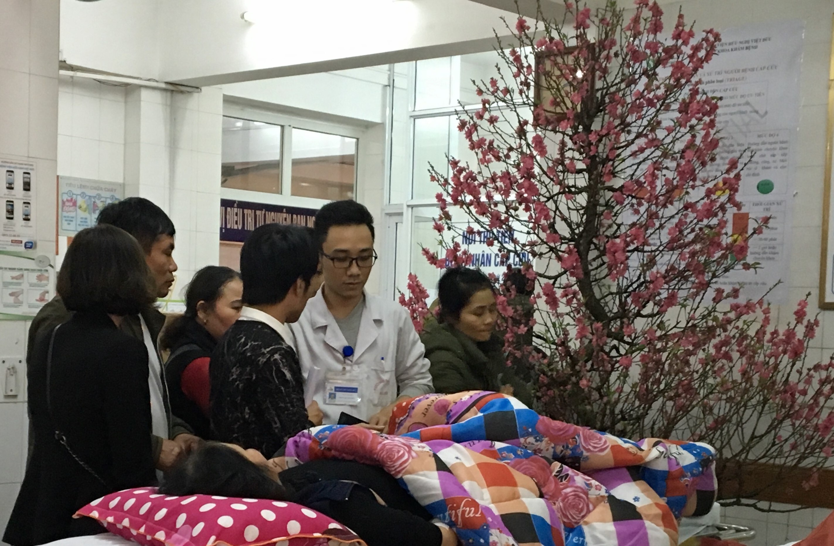 Nam moi vua bat dau da voi ket thuc vi nhung chen ruou mung hinh anh