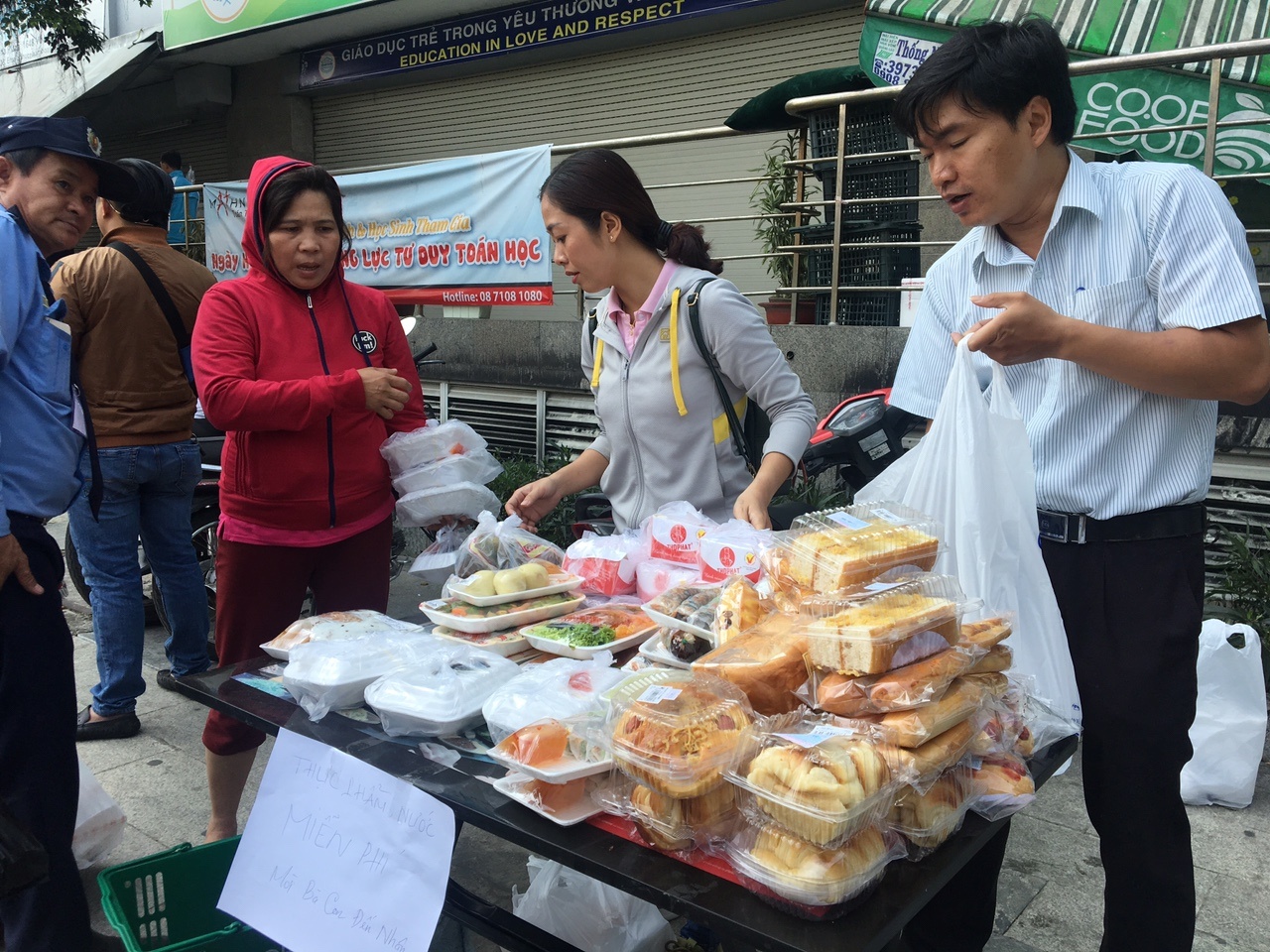 Tham dam tinh nguoi Sai Gon sau vu chay chung cu Carina Plaza hinh anh