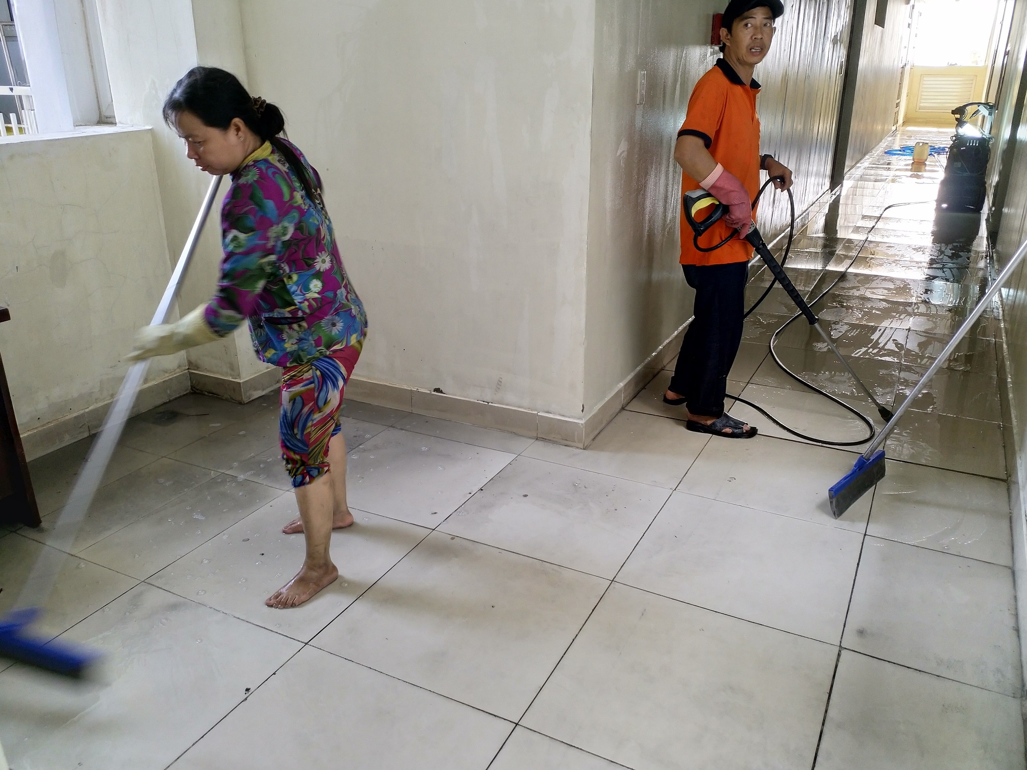 Chay chung cu anh 14