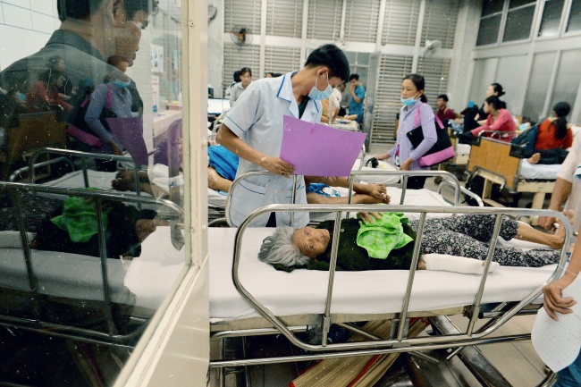 Hành hung bác sĩ ảnh 5 Hanh hung bac si anh 5