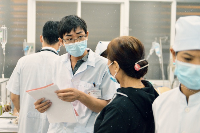 Hành hung bác sĩ ảnh 13 Hanh hung bac si anh 13