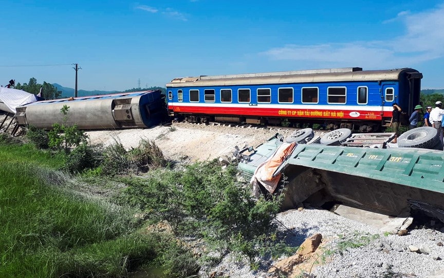 Tai nan giua tau SE19 voi xe tai, 2 nguoi chet hinh anh