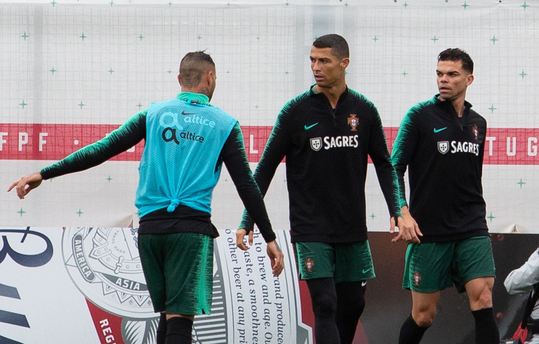 Ronaldo cung tuyen Bo Dao Nha ra san tap luyen tai Moscow hinh anh