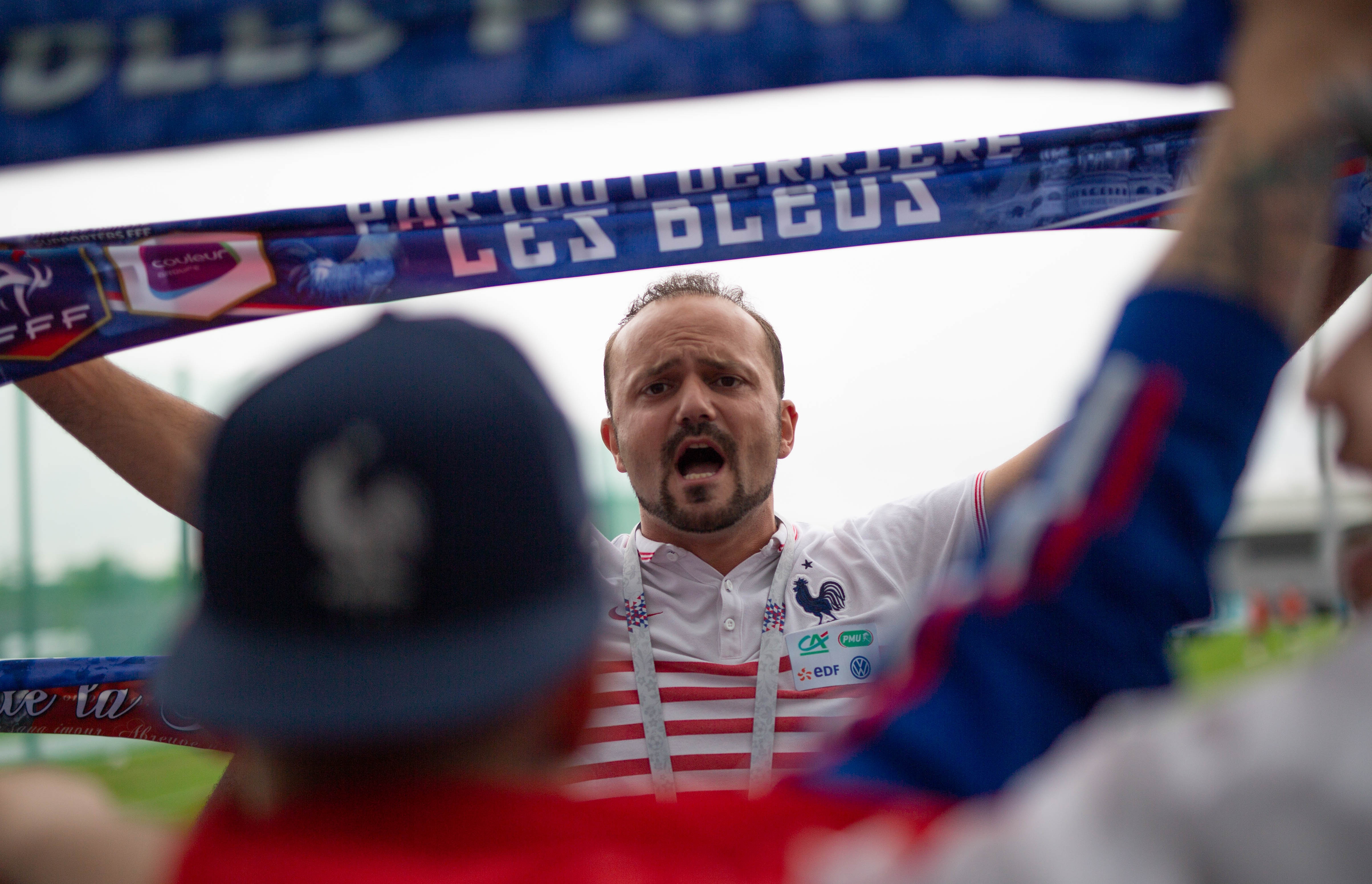 Co dong vien Phap cuong nhiet trong buoi tap cua tuyen quoc gia hinh anh