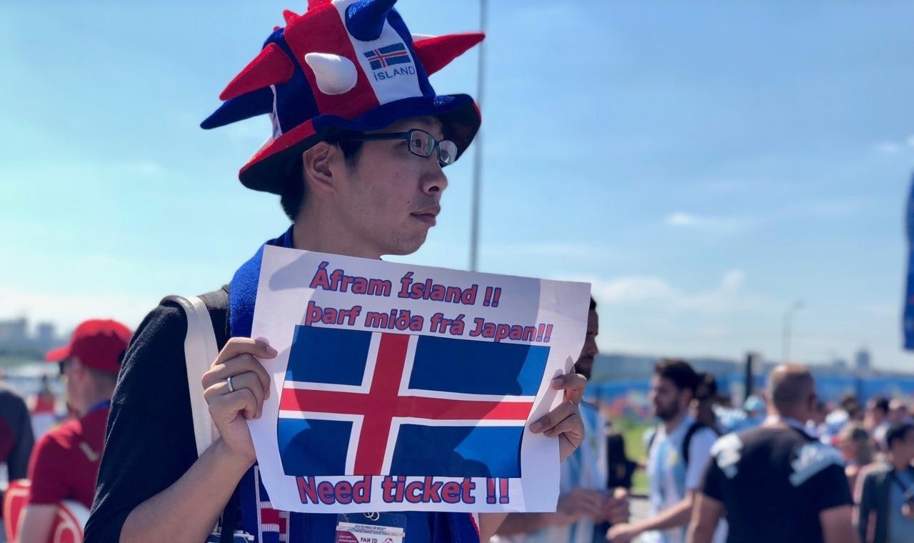 'Toi can ve' va nhung co dong vien xem World Cup tu ngoai hang rao hinh anh