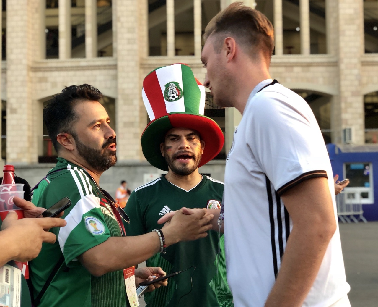 Fan Mexico an ui nguoi Duc sau chien thang bat ngo hinh anh