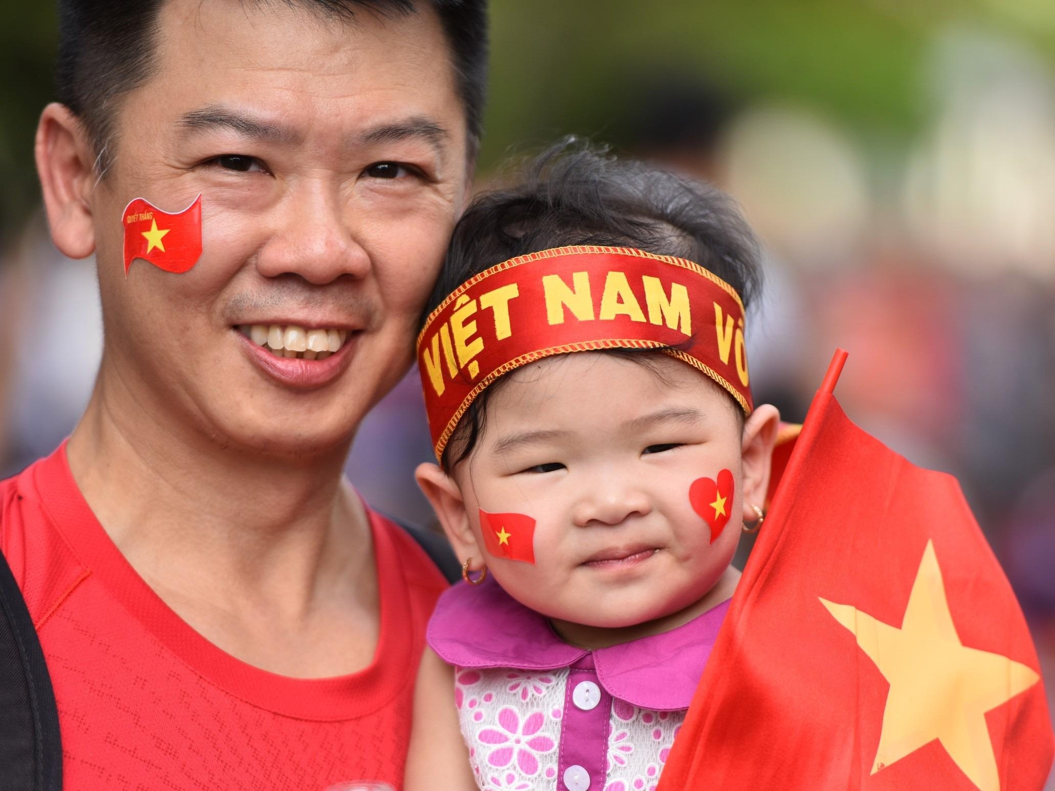 Nguoi ham mo ca nuoc xuong duong co vu cho Olympic Viet Nam hinh anh