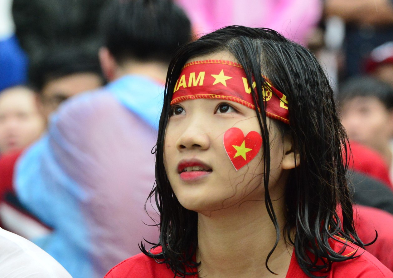 9X xinh dep uot sung duoi mua, tiec nuoi cho Olympic Viet Nam hinh anh