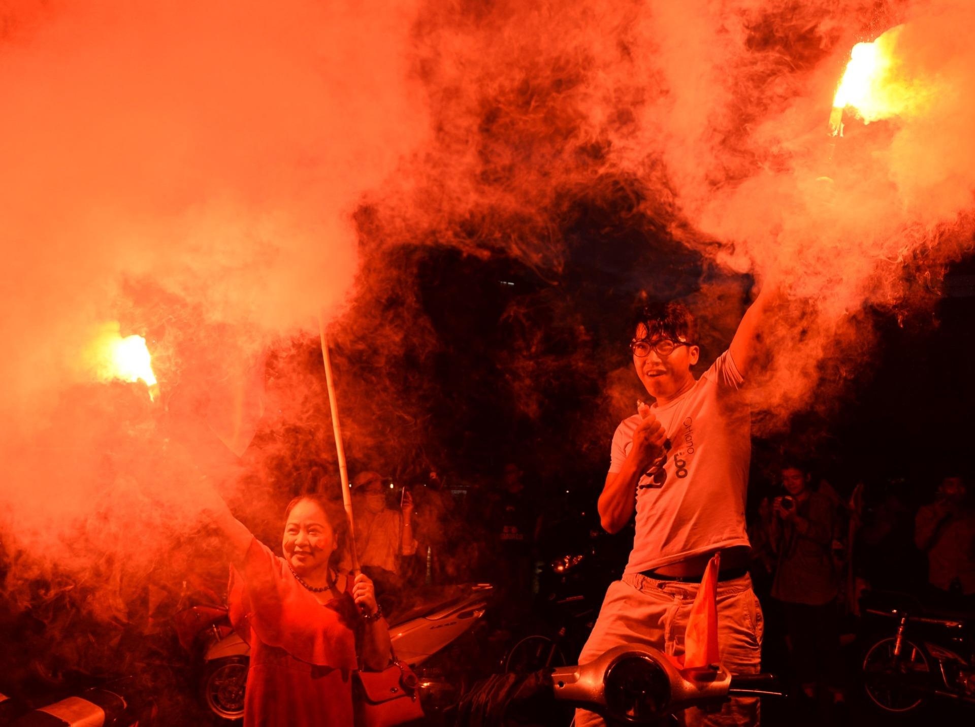 Hang nghin CDV xuong duong 'di bao' cam on Olympic Viet Nam hinh anh