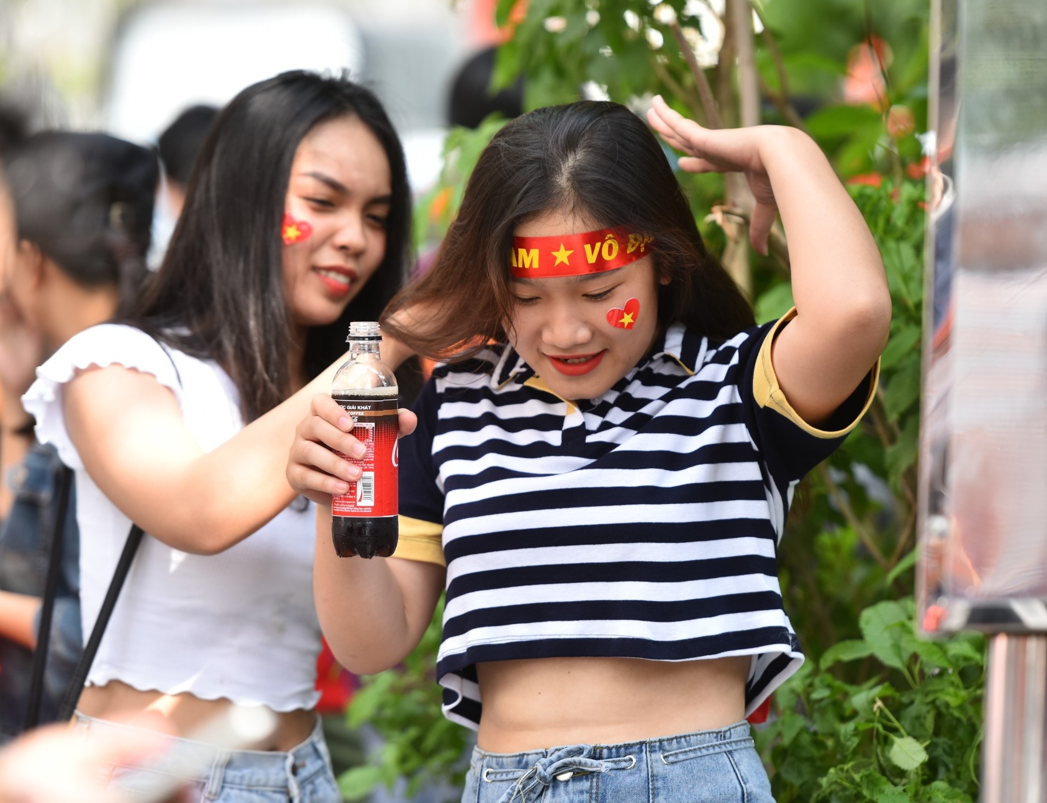 Co dong vien nu anh 6