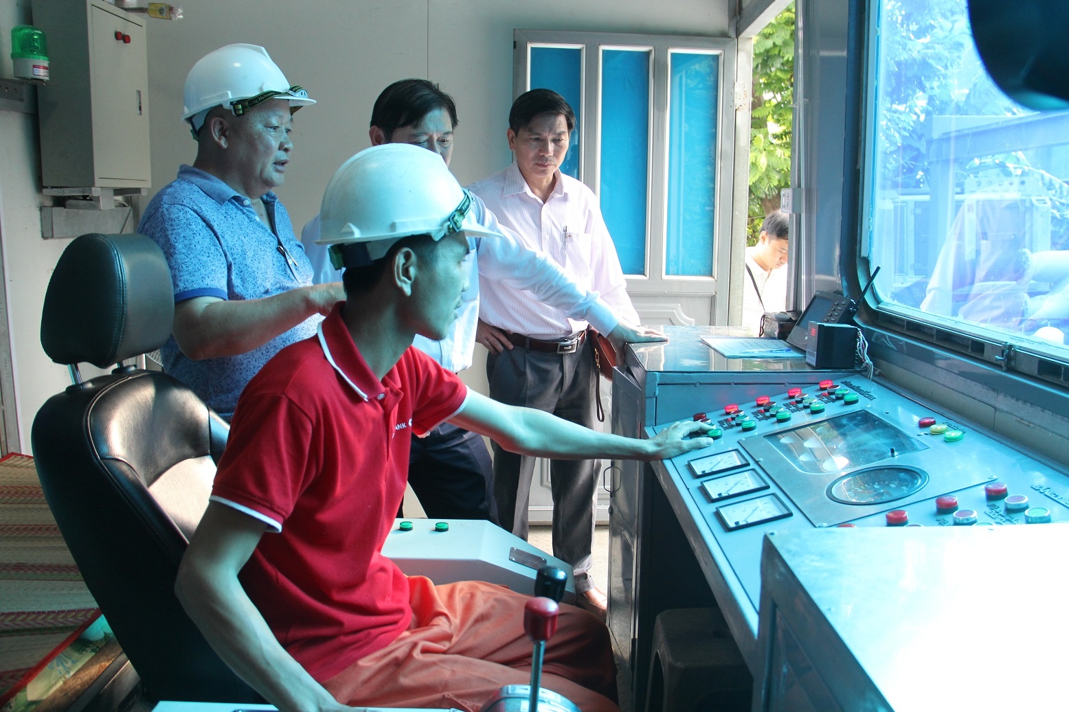 May bom Nguyen Huu Canh anh 2