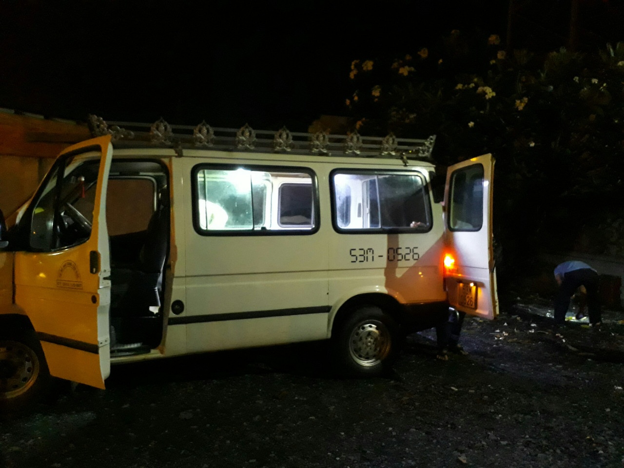 Phat hien nguoi phu nu tu vong, tai xe taxi tu choi cho di tiep hinh anh