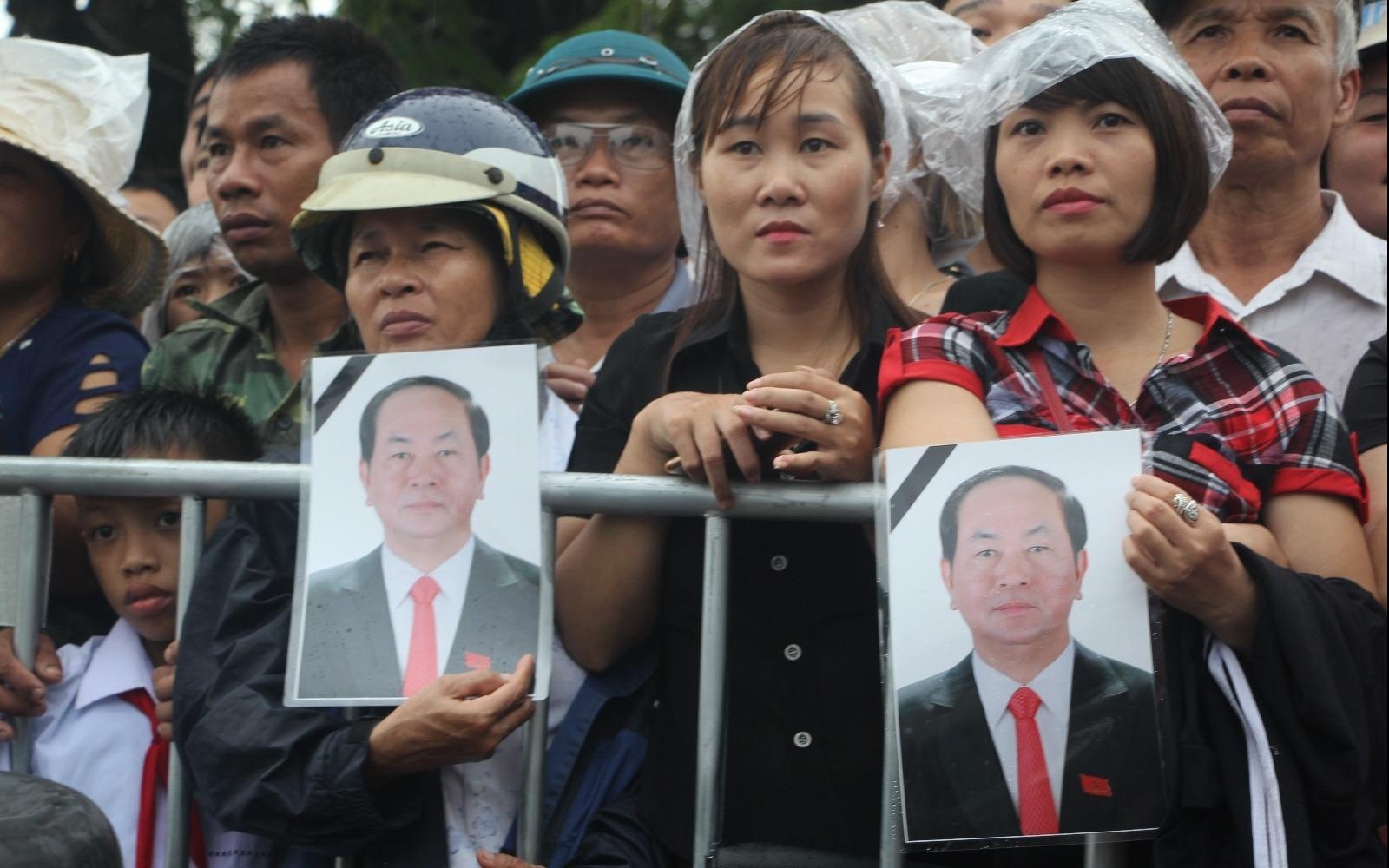 Nguoi dan doi mua, tien biet Chu tich nuoc Tran Dai Quang hinh anh