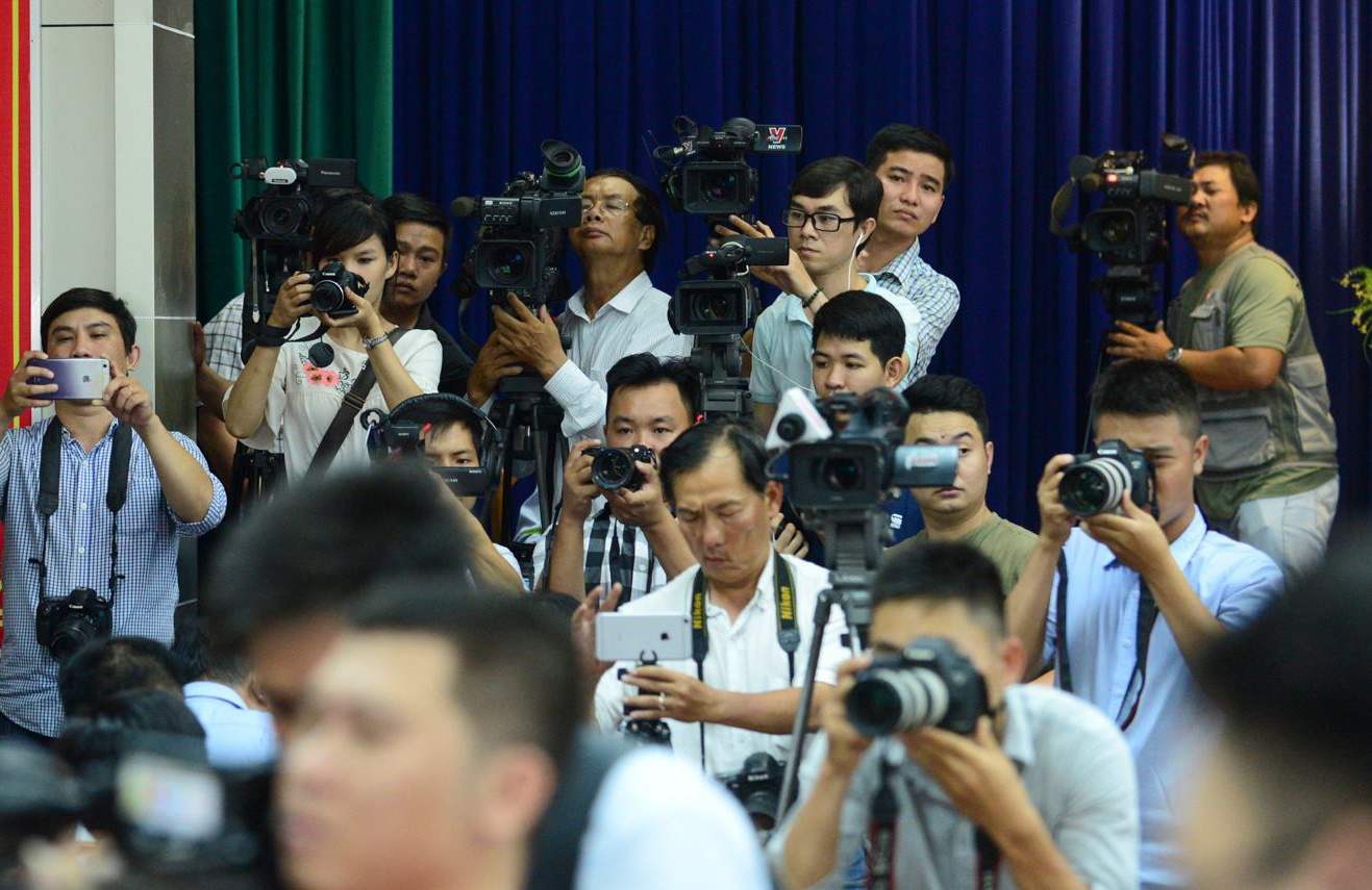 UBND TP.HCM yeu cau so, nganh cung cap day du thong tin cho bao chi hinh anh