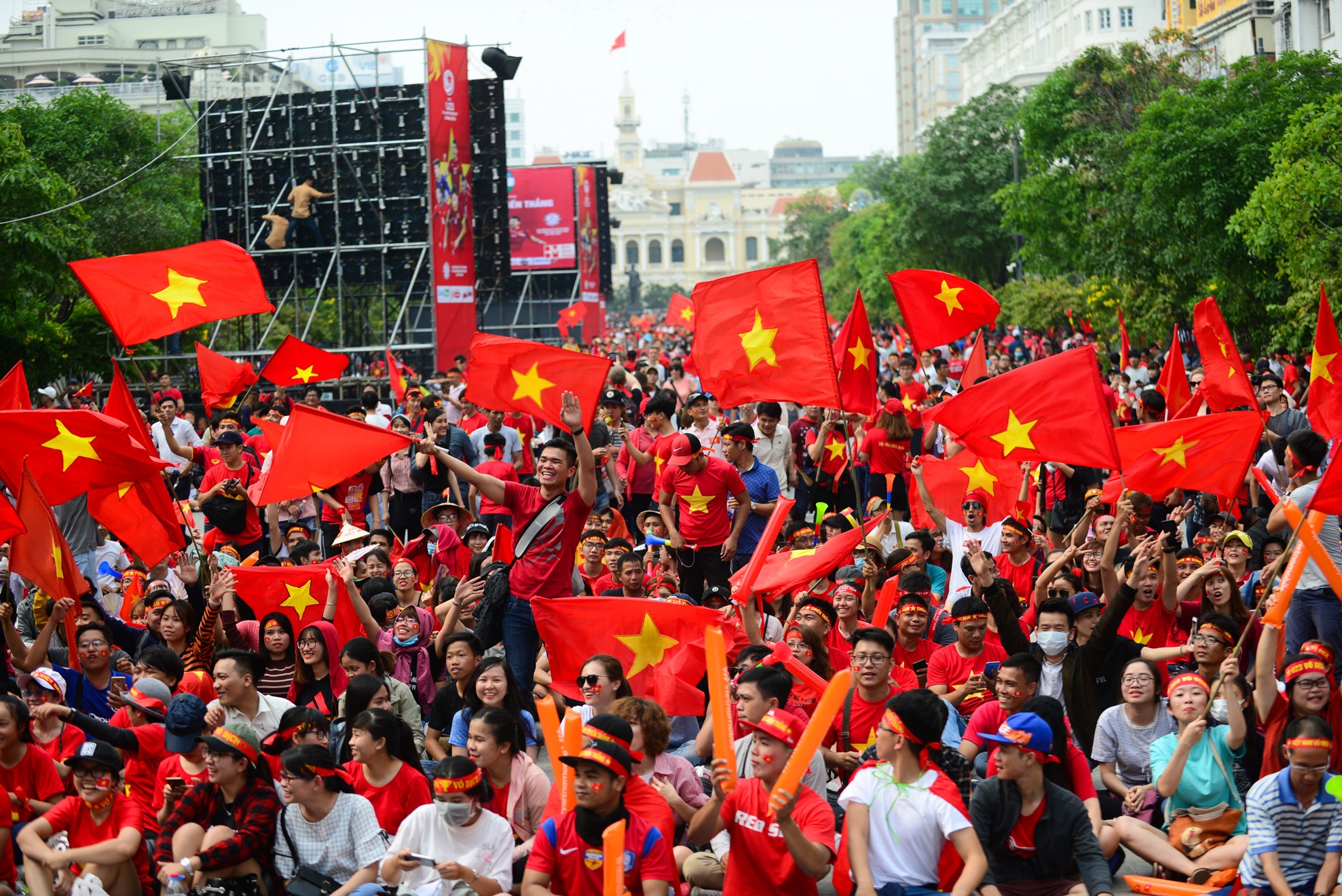 Quan 1 muon cam hoan toan xe vao pho di bo Nguyen Hue hinh anh