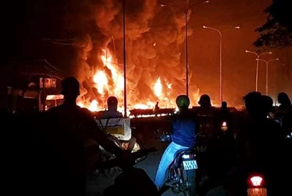 Cháy xe bồn chở xăng ở bình phước ảnh 2 Chay xe bon cho xang o binh phuoc anh 2