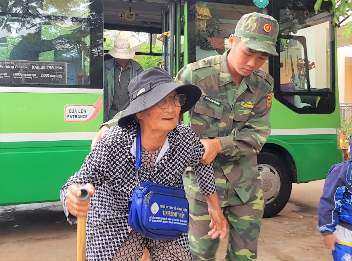 Nguoi gia, tre em, phu nu so tan tranh bao so 9 do bo hinh anh