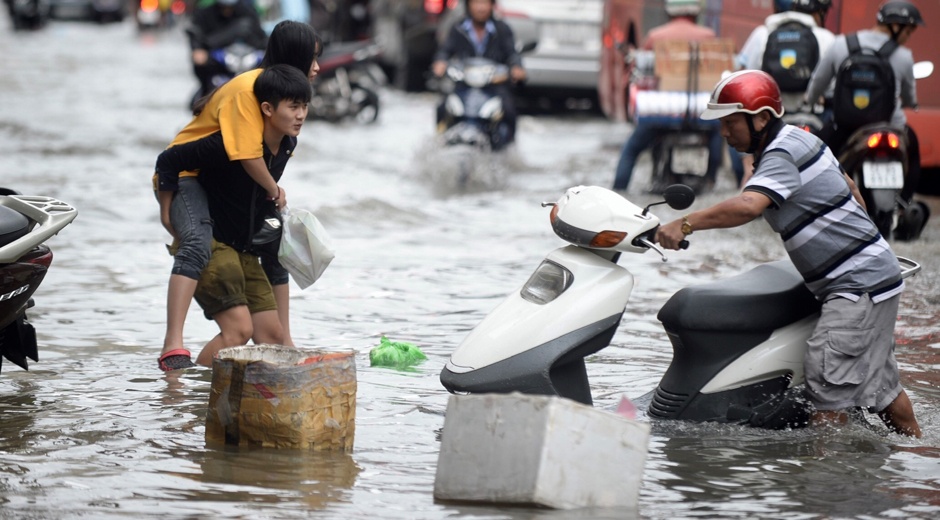 Nguoi Sai Gon bat luc giua menh mong nuoc sau tran mua lich su hinh anh