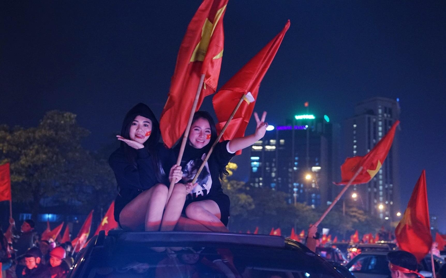 Nguoi dan vo oa cam xuc, phao sang khap pho mung chuc vo dich AFF Cup hinh anh