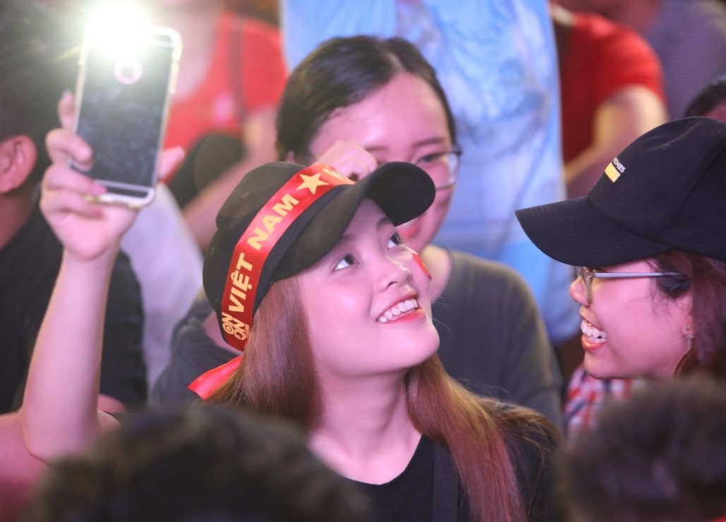 Duong pho, quan xa Sai Gon dong nghit trong tran chung ket AFF Cup hinh anh