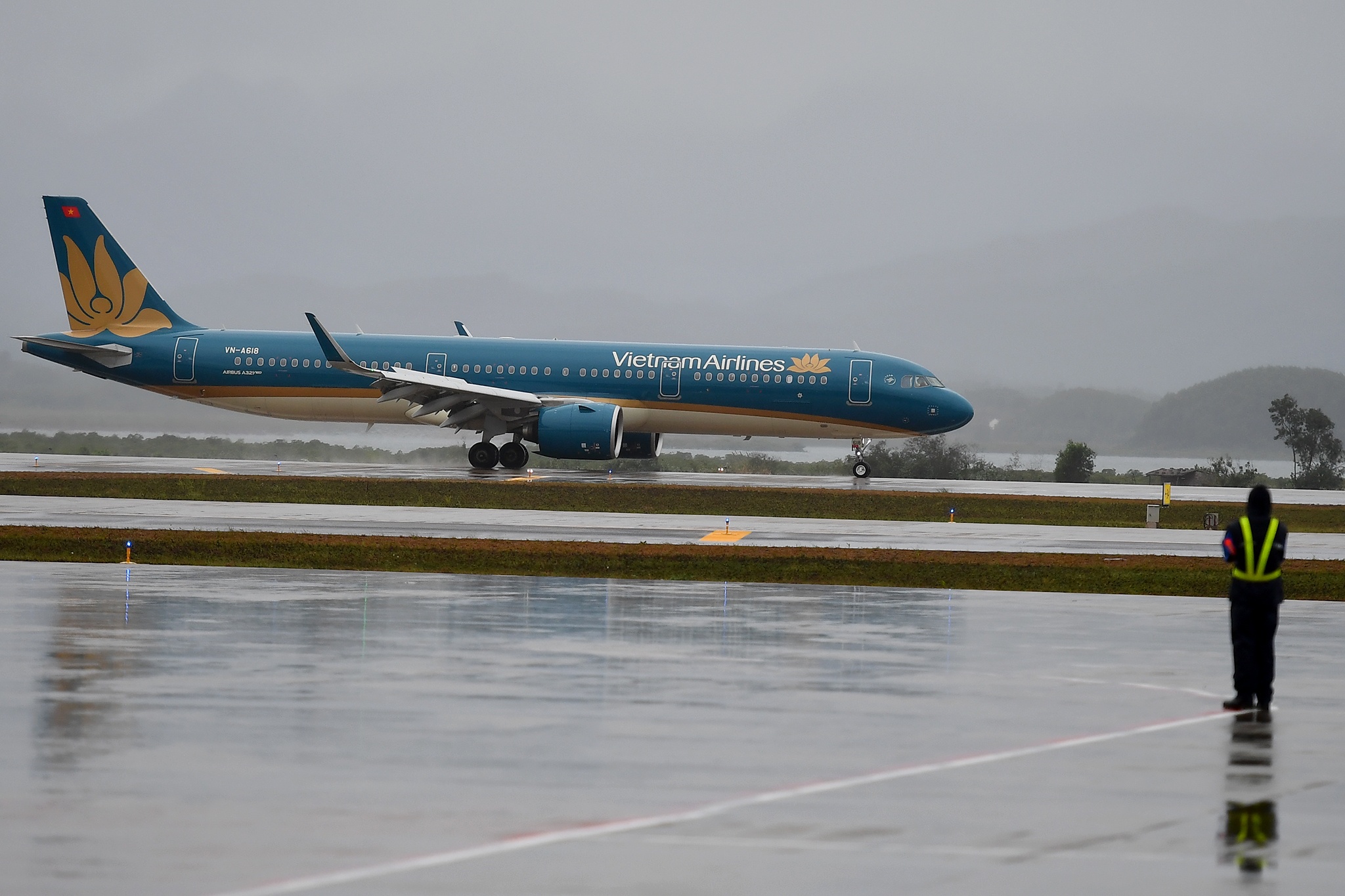 Cang hang khong Van Don anh 3