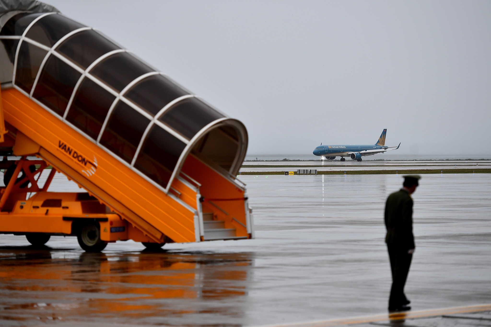 Cang hang khong Van Don anh 4