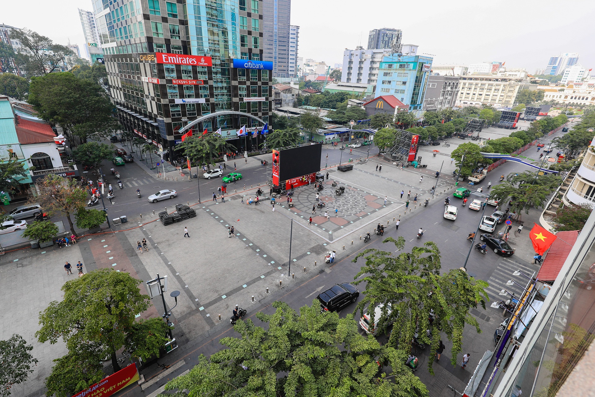 Cam xe luu thong tren duong Nguyen Hue ngay 13 va 14/1 hinh anh