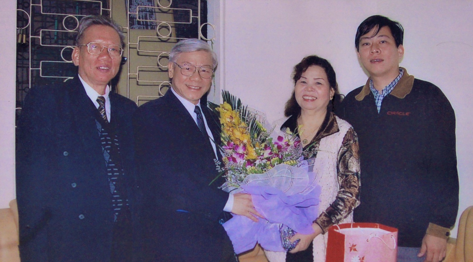 Co giao xuc dong nhan thu chuc Tet cua Tong bi thu Nguyen Phu Trong hinh anh