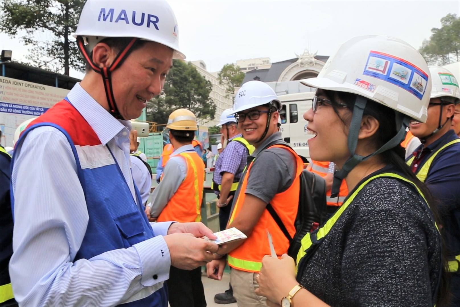 Lanh dao TP.HCM du le ra quan, li xi cho can bo Ban quan ly duong sat hinh anh